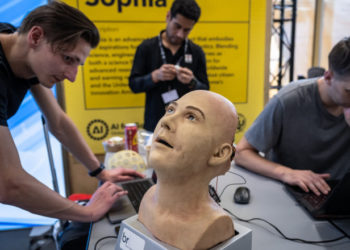 Prima conferință de presă „roboți-oameni” a avut loc la Geneva. Roboții cu inteligență artificială au promis să „nu atace omenirea” | FOTO