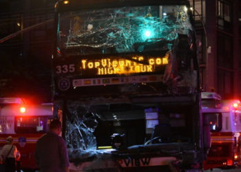 Accident grav în New York. Peste 80 de persoane au fost rănite după ce două autobuze s-au ciocnit