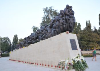 Se împlinesc 74 de ani de la cel de-al doilea val de deportări: Rudele victimelor și politicieni au onorat memoria celor care nu s-au mai întors acasă