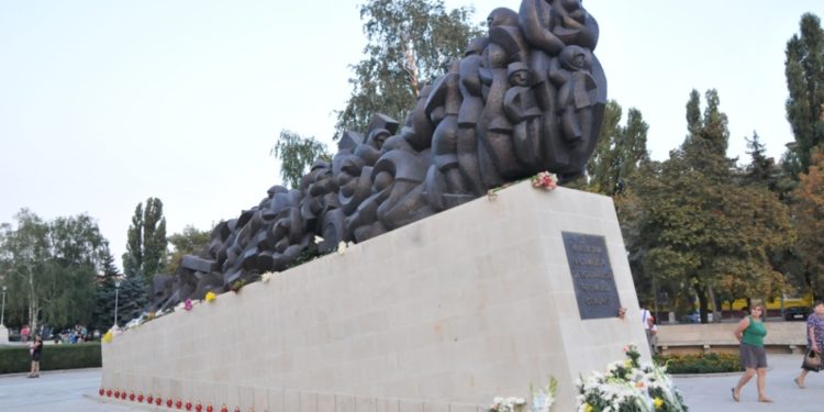 Se împlinesc 74 de ani de la cel de-al doilea val de deportări: Rudele victimelor și politicieni au onorat memoria celor care nu s-au mai întors acasă