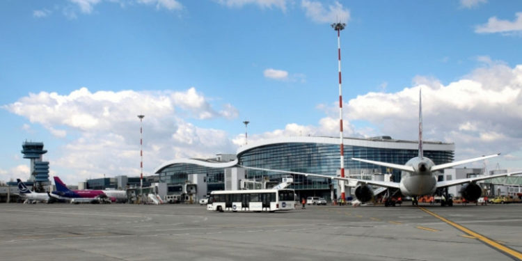 Un avion cu 200 de oameni la bord a aterizat de urgență pe Aeroportul Otopeni din cauza unei amenințări false cu bombă