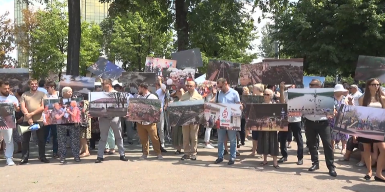 „Acest proiect de lege trebuie să fie retras. El contravine Constituției”. Flashmob mut al echipei lui Ilan Șor la Parlament, împotriva inițiativei de a interzice participarea la alegeri | VIDEO