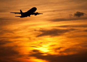 Un pasager a fost înjunghiat cu o sticlă spartă în timpul unui zbor după ce ar fi intervenit într-o ceartă