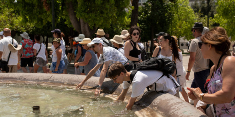 Grecia va trece prin cel mai călduros weekend de iulie din ultimii 50 de ani. La Atena vor fi duminică aproape 44 de grade