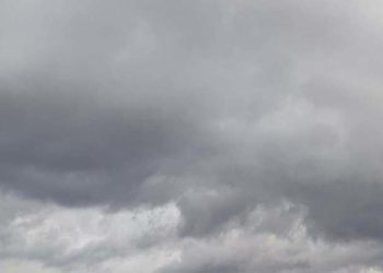 Cer noros, izolat cu averse însoțite de descărcări electrice: Prognoza meteo pentru astăzi