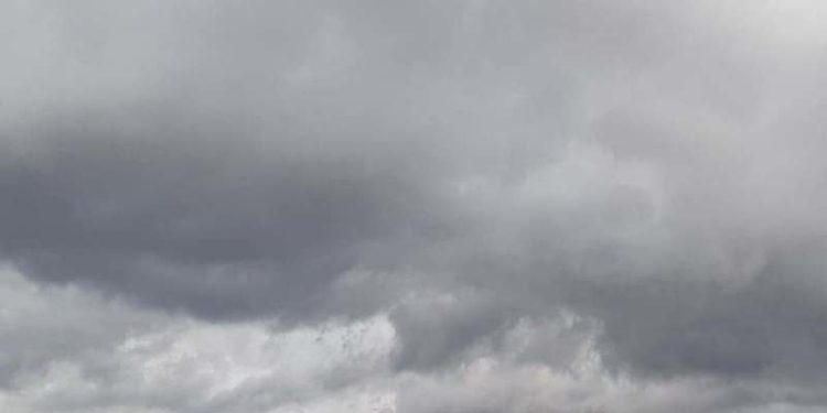 Cer noros, izolat cu averse însoțite de descărcări electrice: Prognoza meteo pentru astăzi