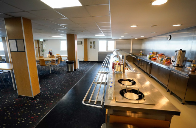 Guvernul britanic a pregătit o barjă uriașă pentru a-i închide pe migranți pe mare. Criticii spun că e o „închisoare plutitoare” | FOTO