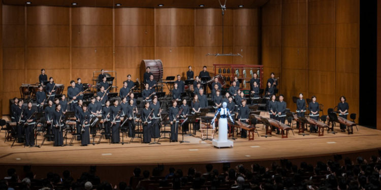 Imagini inedite în Coreea de Sud: Un robot a dirijat orchestra națională