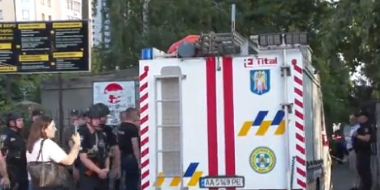 Un bărbat s-a aruncat în aer cu o bombă într-un tribunal din Kiev. Două persoane au fost rănite | VIDEO