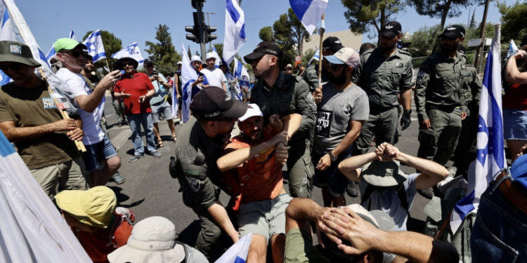 Israelul a adoptat o primă lege din controversata reformă a justiției: Mii de protestatari au ieșit în stradă