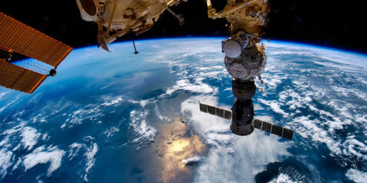 Un satelit de dimensiunea unui automobil va cădea pe Pământ în câteva săptămâni. Ce spun experții