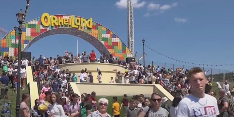 Concert grandios la OrheiLand cu participarea vedetei din Rusia, Mișa Marvin. Mii de oameni s-au putut bucura de hiturile preferate și de o atmosferă de neuitat | VIDEO