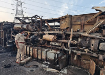 Un autobuz a luat foc pe o autostradă din India: Cel puțin 25 de persoane au murit, dintre care trei copii