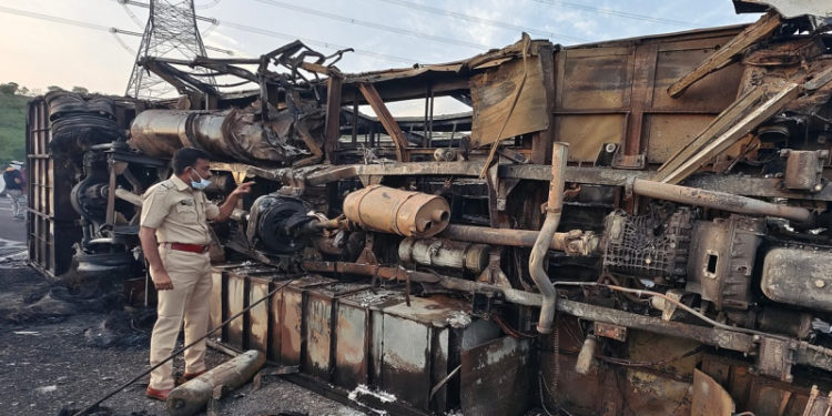 Un autobuz a luat foc pe o autostradă din India: Cel puțin 25 de persoane au murit, dintre care trei copii