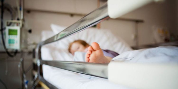 Un băiețel de 3 ani a ajuns la spital în stare extrem de gravă, după ce a înghițit un capac de masă plastică. Care este stare copilului | VIDEO