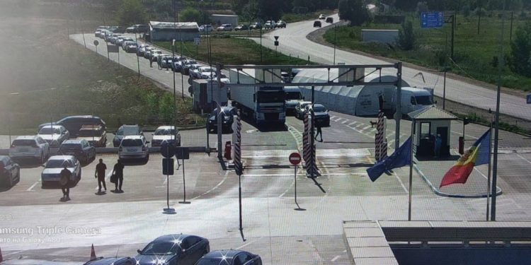 Aglomerație la frontiera cu Ucraina: Zeci de călători așteaptă să intre în țara, la vama Palanca-Maiaki-Udobnoe