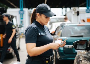 Permise de conducere, cu semne vădite de falsificare, ridicate de la un moldovean și un ucrainean