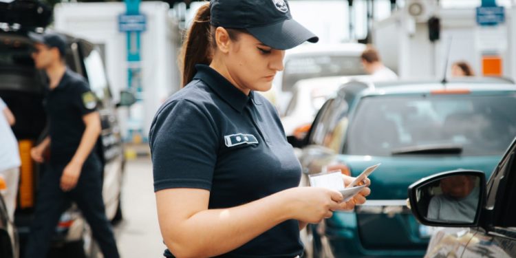 Permise de conducere, cu semne vădite de falsificare, ridicate de la un moldovean și un ucrainean