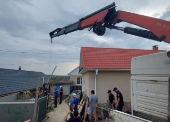 „Săpa o fântână când un mal de pământ s-a surpat peste el”. Detalii în cazul bărbatului blocat de mai bine de 24 de ore la o adâncime de 15 metri | VIDEO