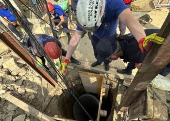 Circa 20 de salvatori – implicați într-o misiune complexă! De ieri încearcă să scoată un bărbat dintr-o fântână