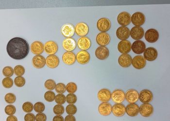 Monede din aur, presupuse a fi de la începutul secolului XX, depistate de ofițerii vamali. Un bărbat voia să zboare cu ele spre Erevan | VIDEO