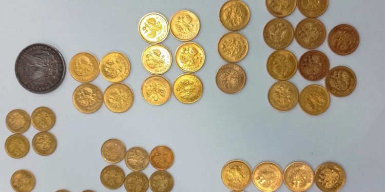 Monede din aur, presupuse a fi de la începutul secolului XX, depistate de ofițerii vamali. Un bărbat voia să zboare cu ele spre Erevan | VIDEO