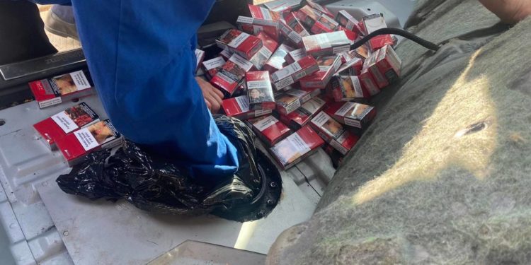 Incident la vama Sculeni. Un șofer a rămas fără automobil, după ce în rezervorul de combustibil au fost descoperite sute de pachete de țigări