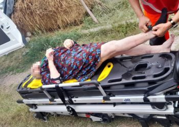 O femeie de 87 de ani, salvată după ce a căzut într-o fântână
