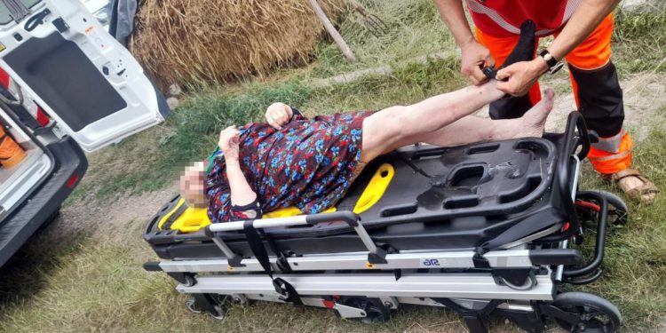 O femeie de 87 de ani, salvată după ce a căzut într-o fântână