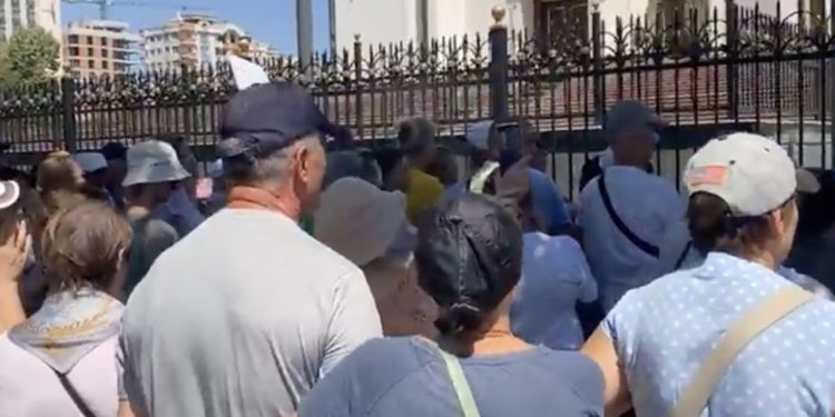 „În așa condiții e imposibil de lucrat!”. Foștii deținători de patente au protestat în fața Președinției | VIDEO