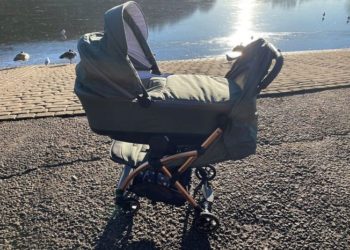 Un cărucior în care se afla un bebeluș a alunecat într-un lac din capitală. Salvatorii au reușit să îl scoată din apă și să îl resusciteze