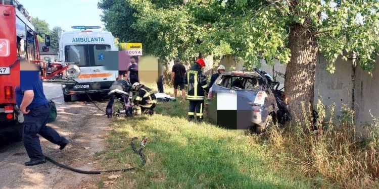 Grav accident rutier la intrarea în satul Sadova, din Călărași: Doi tineri au decedat și altul a fost traumatizat