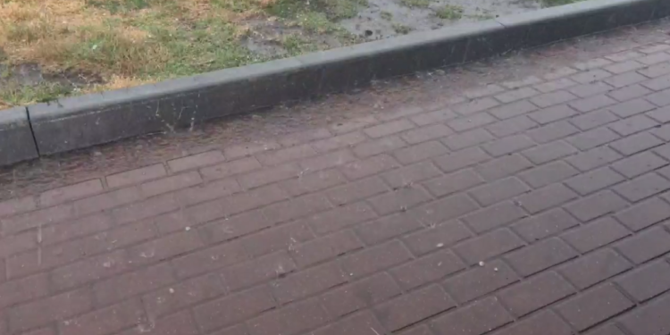 S-au pornit șuvoaie puternice de ploaie, însoțită de grindină, în suburbiile capitalei