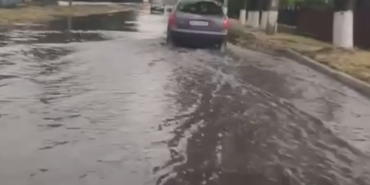 Ploaia a făcut stricăciuni în stânga Nistrului: În Camenca, apa a inundat drumuri, iar din cauza vântului, orașul a rămas fără curent | VIDEO