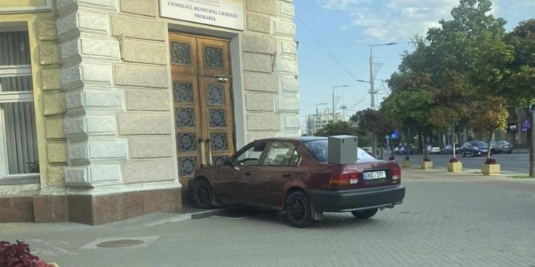 Un activist civic și-a parcat mașina în ușa Primăriei Chișinău. Ion Ceban acuză PAS-ul de regizarea incidentului | VIDEO