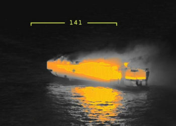 O navă cu 3.000 de mașini arde în largul coastelor olandeze. Disperați, marinarii au sărit în apă