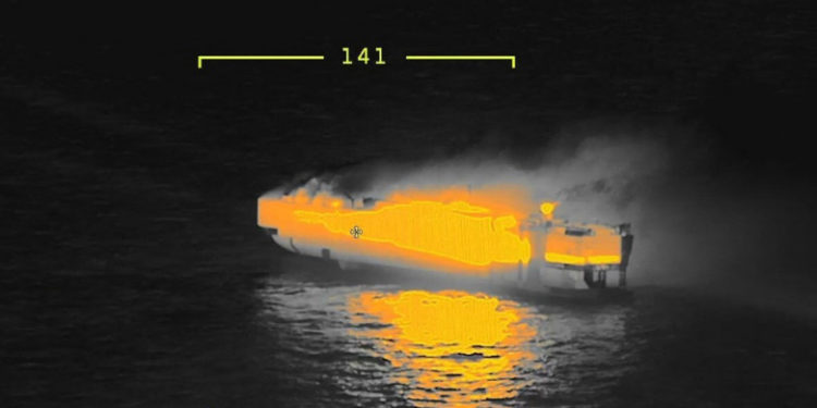 O navă cu 3.000 de mașini arde în largul coastelor olandeze. Disperați, marinarii au sărit în apă