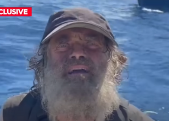 В Тихом океане спасли моряка и его собаку: Они два месяца дрейфовали после крушения