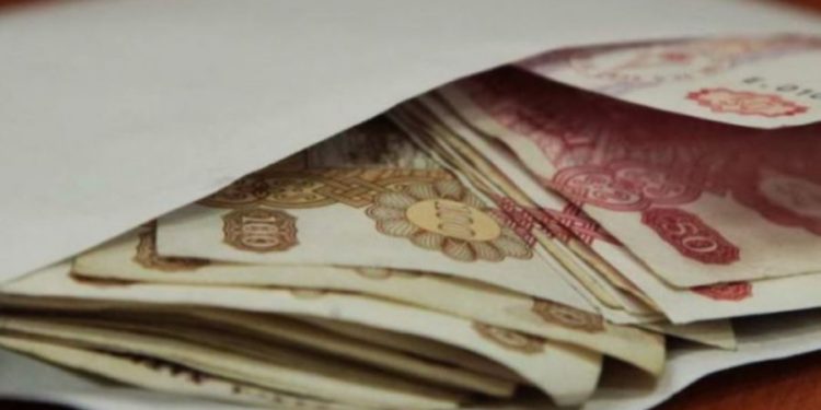 Economia tenebră sufocă Moldova. Aproape 200 mii de persoane au primit salariile în plic, anul trecut