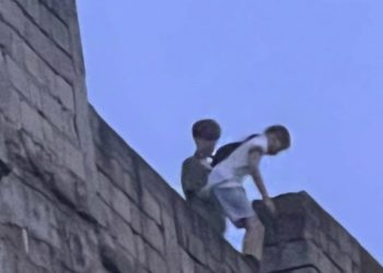 Imagini șocante: Mai mulți copii au fost filmați jucându-se pe acoperișul unei clădiri părăsite din capitală | VIDEO