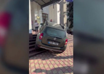 Bărbatul care a urcat cu mașina pe treptele Primăriei Hîncești este angajat ANSA. Care a fost scopul protestului său? | VIDEO