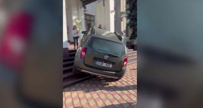 Bărbatul care a urcat cu mașina pe treptele Primăriei Hîncești este angajat ANSA. Care a fost scopul protestului său? | VIDEO