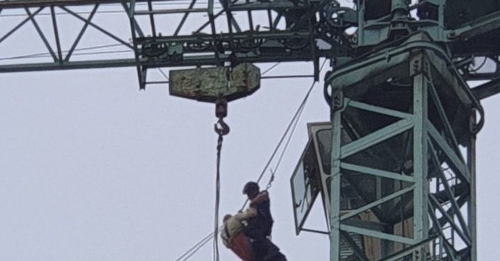 / Intervenție la înălțime. Un operator de macara, salvat de angajații IGSU pe un șantier de construcții