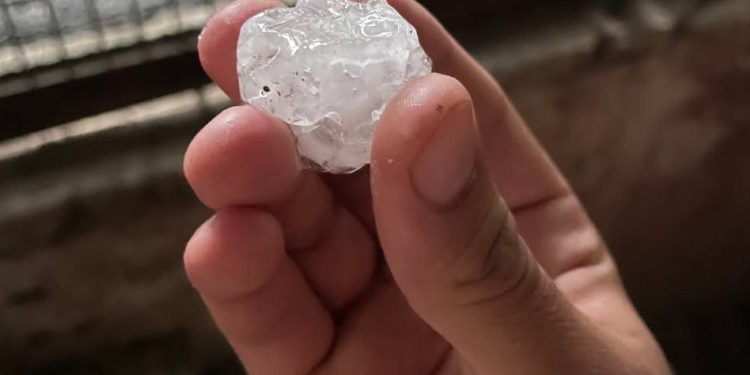 Un nou cod galben emis de meteorologi: În stânga Nistrului a plouat cu grindină cât oul de porumbel | VIDEO
