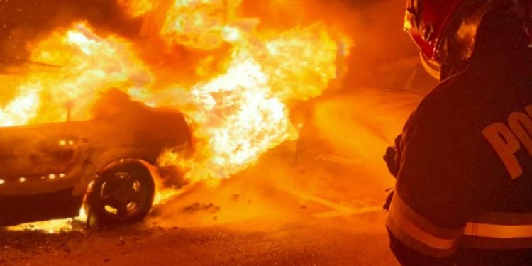 Trei mașini, făcute scrum în parcarea subterană a unui bloc din Chișinău: 13 persoane, între care 3 copii, evacuați de urgență | FOTO