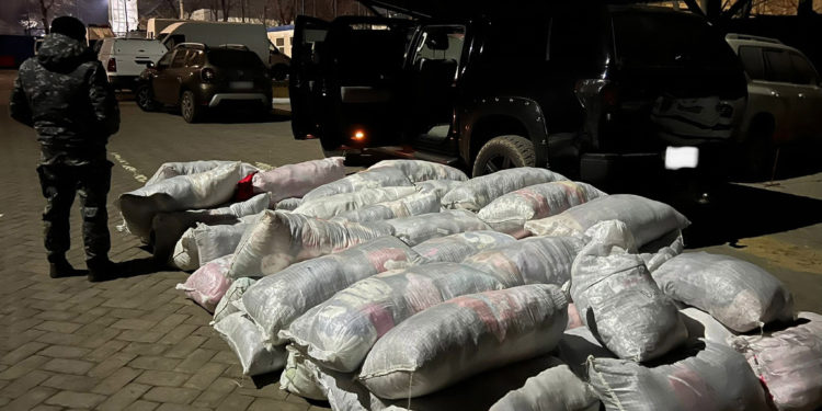 Schemă de introducere prin contrabandă și comercializare a mărfurilor în valoare de peste 4 milioane lei, destructurată de către Serviciul Vamal