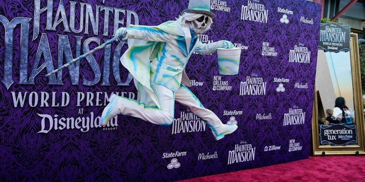 Disney отправила на премьеру мультперсонажей вместо актеров из-за забастовок