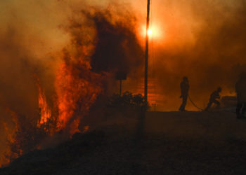 Atenţionare de călătorie în Grecia. Incendiile de vegetaţie au mistuit mai multe zone populare. Temperaturile vor ajunge şi la 49 de grade
