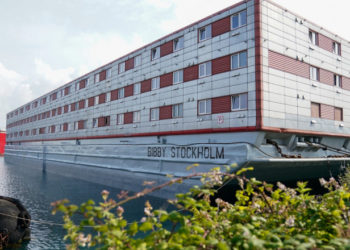 Guvernul britanic a pregătit o barjă uriașă pentru a-i închide pe migranți pe mare. Criticii spun că e o „închisoare plutitoare” | FOTO