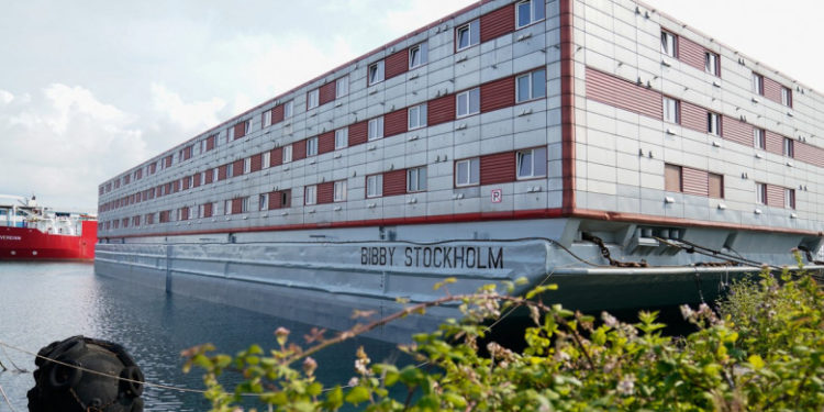 Guvernul britanic a pregătit o barjă uriașă pentru a-i închide pe migranți pe mare. Criticii spun că e o „închisoare plutitoare” | FOTO